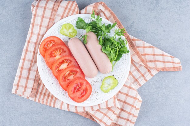 Proste śniadanie. warzywa i kiełbasa.