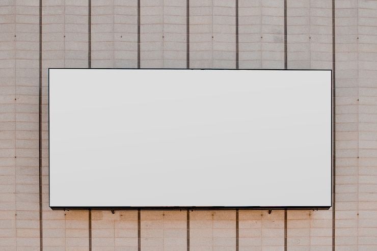 Bezpłatny plik Zdjęcie prostokątny biały pusty billboard na pasiastej ścianie