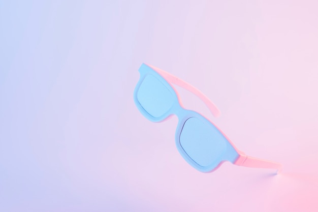 Przechyl pomalowane białe okulary na różowym kolorowym tle
