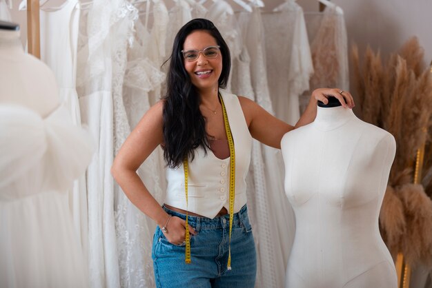 Przedni widok brazylijskiej kobiety pracującej jako projektantka odzieży