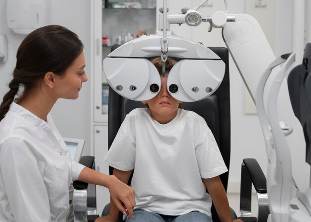 Przedni widok chłopca podczas badania oczu