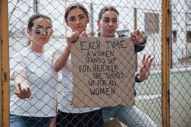 Przedni Widok. Grupa Feministek Protestuje W Obronie Swoich Praw Na świeżym Powietrzu