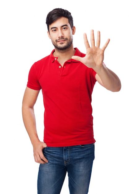 Przedni widok młodego człowieka pokazując otwartą dłoń