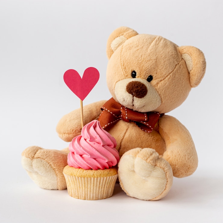 Bezpłatny plik Zdjęcie przedni widok uroczego małego chłopca cupcake i pluszowego niedźwiedzia