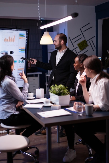 Przedsiębiorca człowiek burzy mózgów strategii zarządzania ciężko pracuje w biurze spotkań