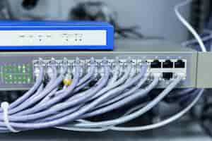 Bezpłatne zdjęcie przełącznik sieciowy z kablami