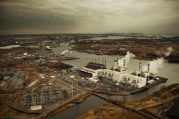Przemysł Naftowy New Jersey Z Panoramą Nowego Jorku Z Daleka Z Lotu Ptaka