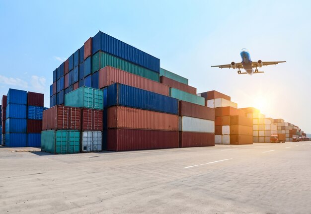 Przemysłowy port i stoczni kontenerowy
