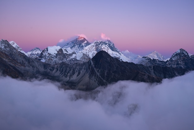 Przepiękna Sceneria Szczytu Mount Everest Pokrytego śniegiem Pod Białymi Chmurami