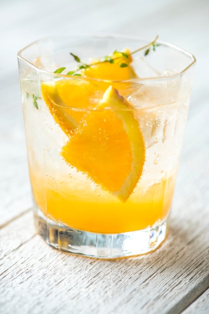 Przepis na wodę w postaci pomarańczy i tymianku