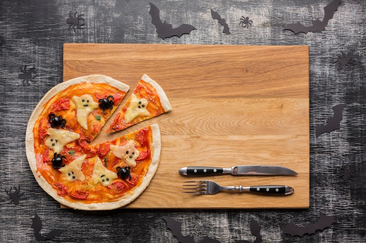Bezpłatny plik Zdjęcie przerażające plastry pizzy na halloween i sztućce