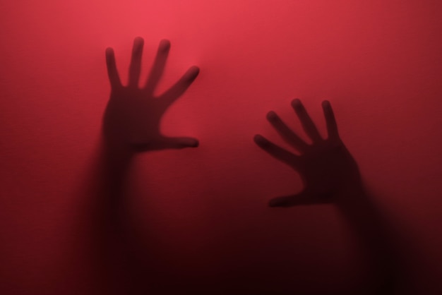 Bezpłatne zdjęcie przerażające sylwetki rąk w studio