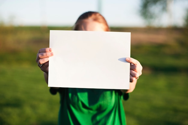 Przetwarza pojęcie z kobietą trzyma pustego papier