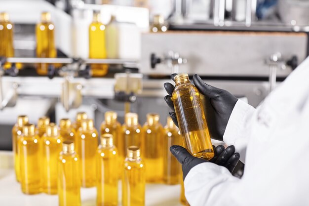 Przezroczyste plastikowe butelki wypełnione żółtą substancją