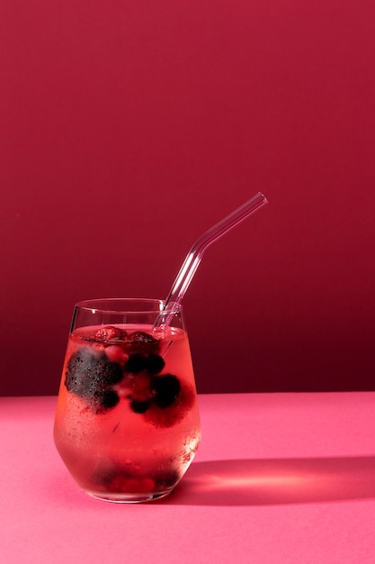 Bezpłatne zdjęcie przezroczyste szkło do napojów ze szklaną słomką
