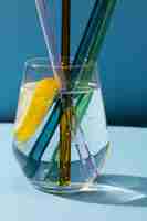 Bezpłatne zdjęcie przezroczyste szkło z gazowaną wodą i kolorowe szklane słomki