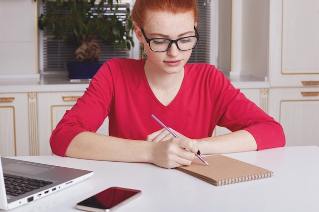 Bezpłatne zdjęcie przycięte ujęcie dziennikarki studenckiej tworzy artykuły