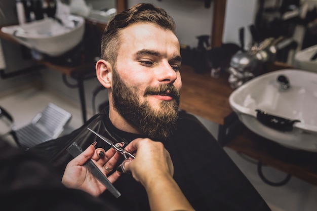 Bezpłatne zdjęcie przycinanie brody fryzjerskiej