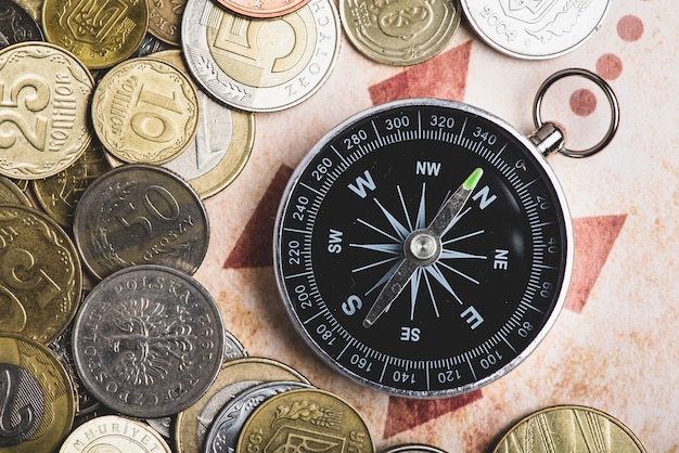 Przygoda tła z kompasem i monet