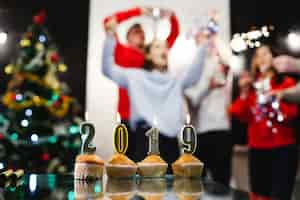 Bezpłatne zdjęcie przygotowania świąteczne i noworoczne. firma atrakcyjnych szczęśliwych młodych ludzi świętować