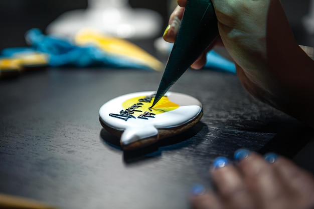 Bezpłatne zdjęcie przygotowanie ręcznie robionych pierników z symbolami lukru ukraińskiego