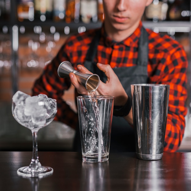 Bezpłatne zdjęcie przygotowywanie orzeźwiającego koktajlu w barze