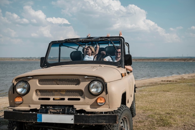 Przyjaciele bawią się i podróżują samochodem