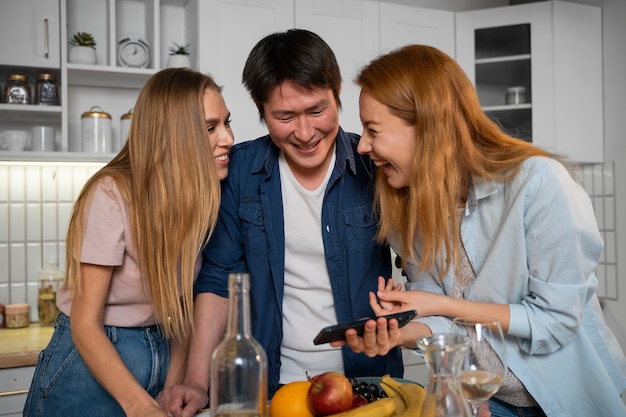 Przyjaciele Bawią Się Razem Podczas Gotowania