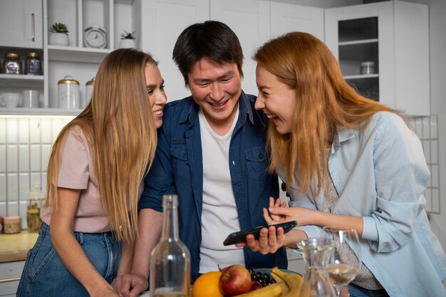 Przyjaciele bawią się razem podczas gotowania