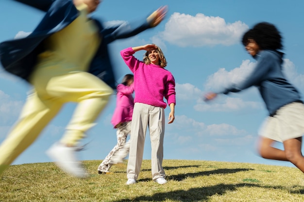 Bezpłatne zdjęcie przyjaciele biegają razem po polu na świeżym powietrzu