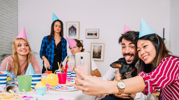 Przyjaciele bierze selfie przy przyjęciem urodzinowym