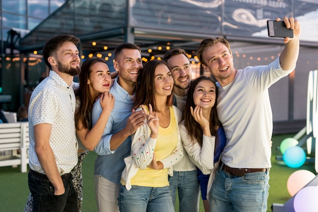 Bezpłatne zdjęcie przyjaciele biorąc selfie na imprezie