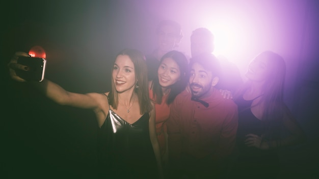 Przyjaciele biorąc selfie w klubie