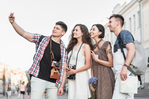 Przyjaciele biorąc selfie z atrakcji