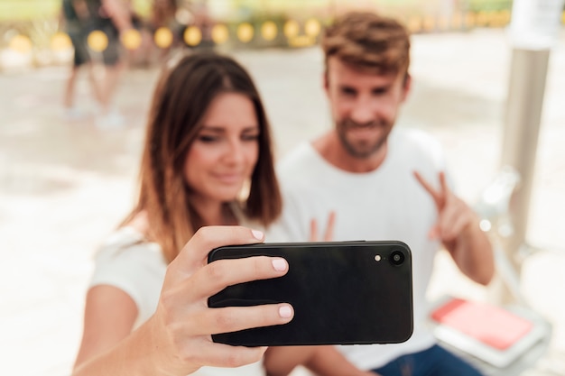 Przyjaciele biorąc selfie ze znakiem pokoju