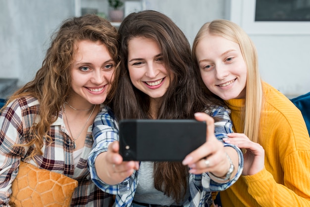 Przyjaciele biorący selfie