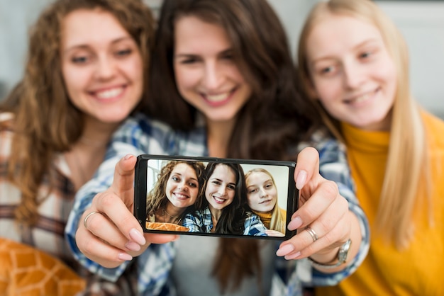 Przyjaciele biorący selfie