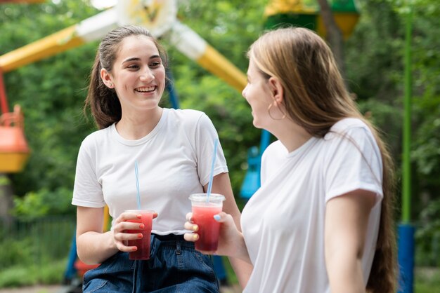 Przyjaciele drinka w parku