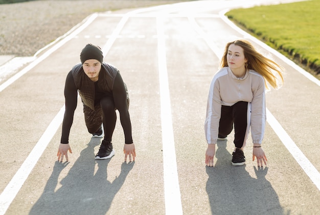 Przyjaciele fitness razem trenują na świeżym powietrzu żyjąc aktywnie, zdrowo