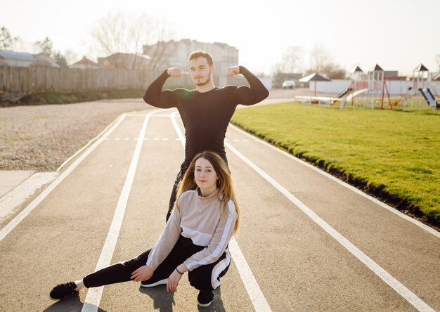 Przyjaciele fitness razem trenują na świeżym powietrzu żyjąc aktywnie, zdrowo