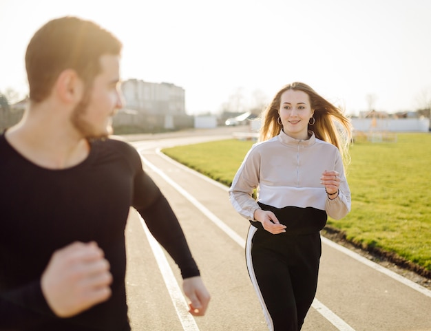 Przyjaciele fitness razem trenują na świeżym powietrzu żyjąc aktywnie, zdrowo