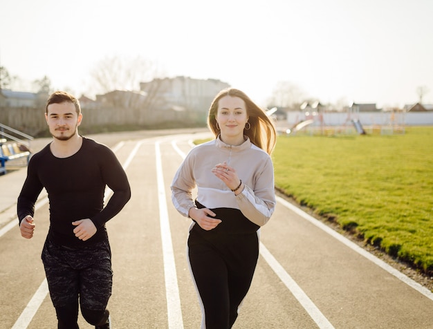 Przyjaciele fitness razem trenują na świeżym powietrzu żyjąc aktywnie, zdrowo