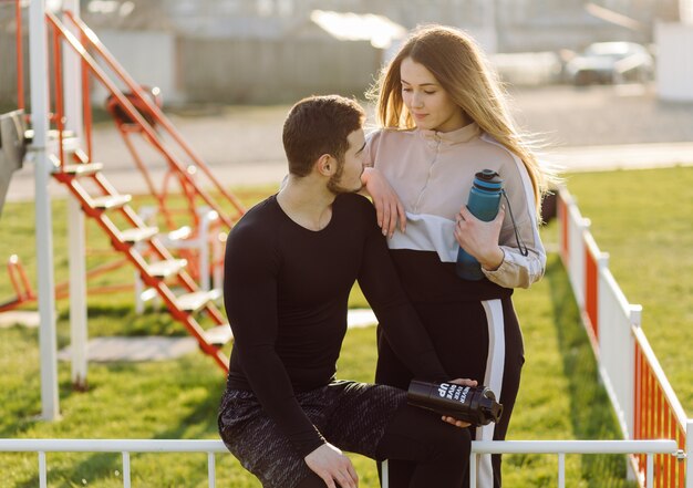 Przyjaciele fitness razem trenują na świeżym powietrzu żyjąc aktywnie, zdrowo