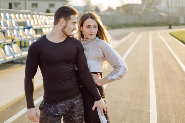 Przyjaciele fitness razem trenują na świeżym powietrzu żyjąc aktywnie, zdrowo