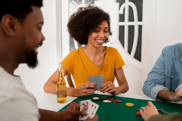 Przyjaciele grają razem w pokera
