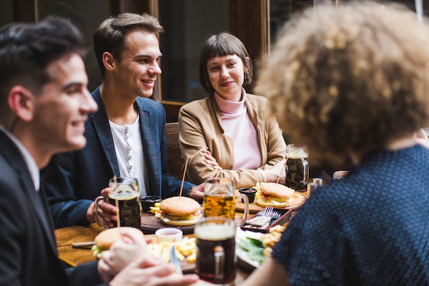 Bezpłatne zdjęcie przyjaciele jedzą i rozmawiają w restauracji