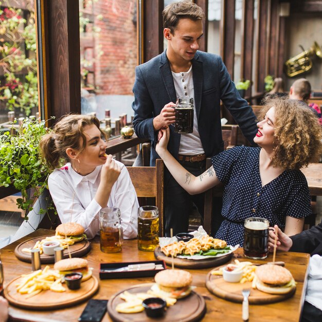 Przyjaciele jedzą i rozmawiają w restauracji