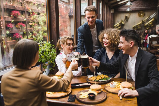 Przyjaciele jedzą i rozmawiają w restauracji