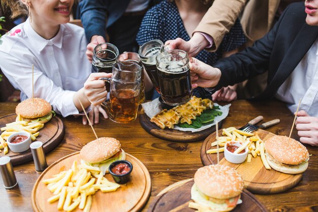 Przyjaciele jedzą i rozmawiają w restauracji