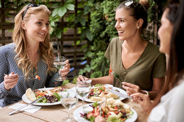 Przyjaciele jedzą obiad w restauracji